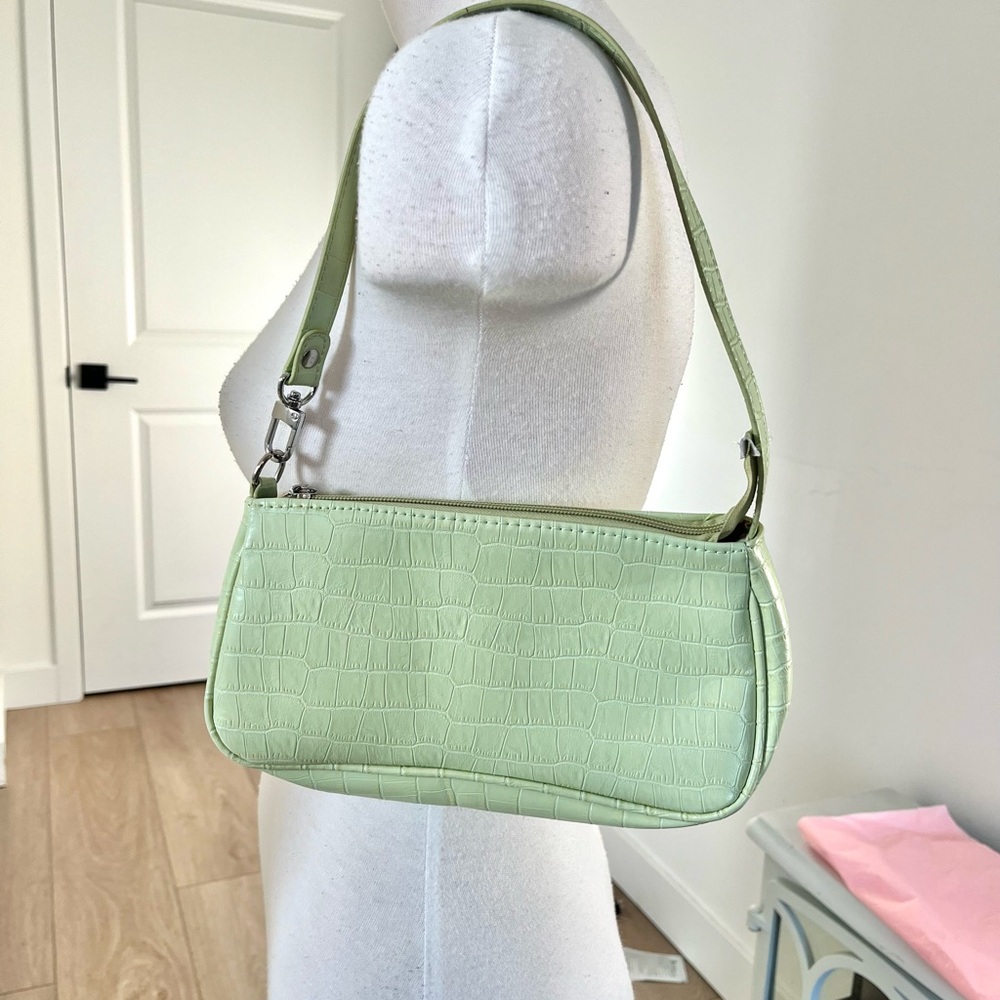 Elegant Green Crocodile-Embossed Shoulder Bag